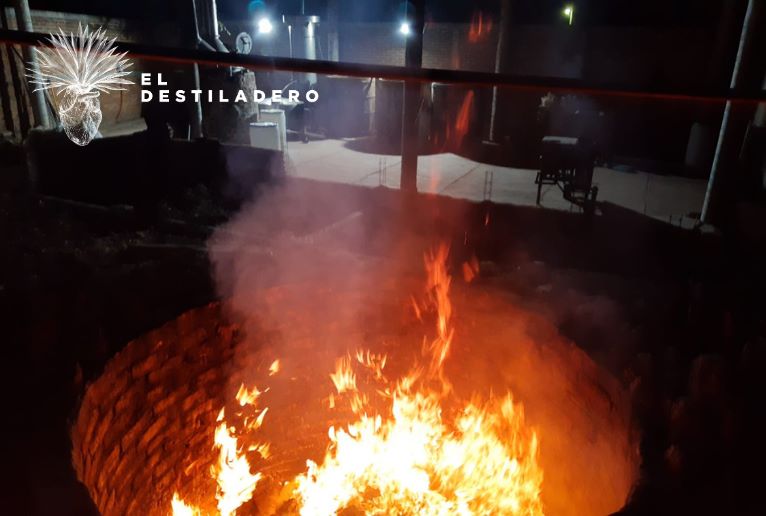 Horno encendido para recibir la piedra y el maguey
